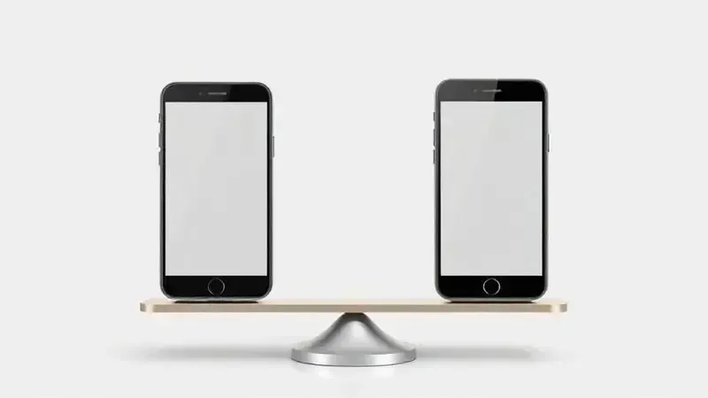 Comparativo visual entre dois smartphones genéricos em uma balança conceitual para representar a escolha entre o iPhone XR e o iPhone 11.